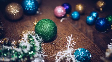 Yeni yıl oyuncakları yere saçıldı, yeni yıl için süslemeler yapıldı. Noel arkaplanı.