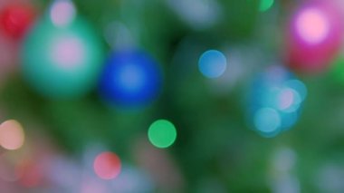 Noel arkaplanı güzel, Noel ağacı bulanık arka plan, bokeh lambaları parlak.