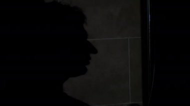 Bir adamın haykırışı, korku silueti, bir adamın korkusu, bir adamın çığlıkları.