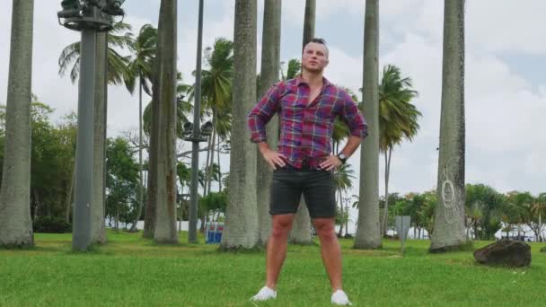 Practicar Deportes Naturaleza Hombre Haciendo Ejercicios Una Persona Deportiva Clase — Vídeos de Stock