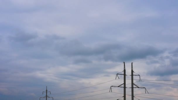 时间飞逝的天空与电支柱 多雨多云的天空 云彩飘扬 气候变化 云彩飘扬 — 图库视频影像
