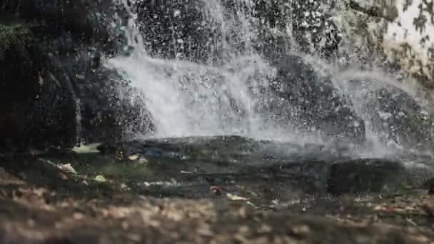 Salpicaduras Agua Cascada Hermosas Gotas Cayendo Suelo Cascada Montaña Salpicaduras — Vídeos de Stock