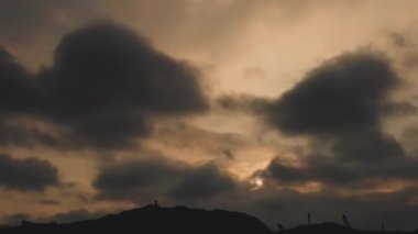 Gün batımının zamanlaması güzel bulutlar hızla hareket ediyor, iklim değişikliği, yağmur bulutları