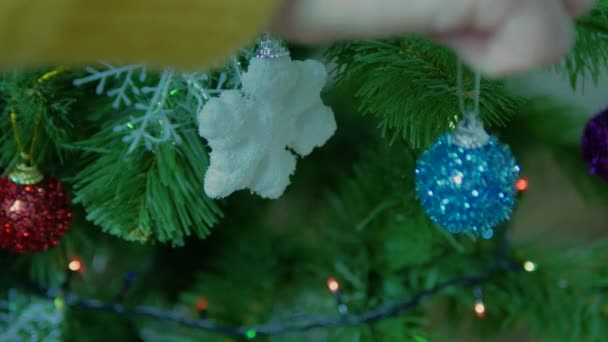 Homme Décore Sapin Nouvel Joyeux Noël — Video