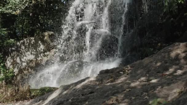 Şelale Dağlık Kayaların Kayaların Üzerine Dökülen Güzel Bir Şelale — Stok video