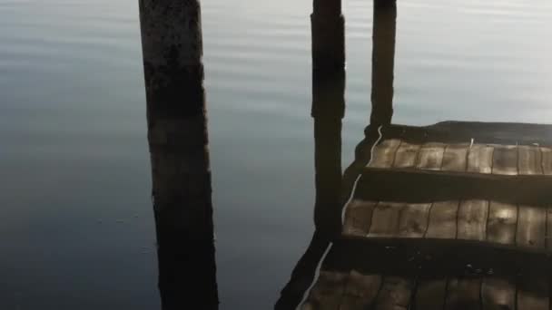 Fából Készült Halászhíd Folyó Tükrében Folyó Sima Hullámzása Naplemente Folyónál — Stock videók