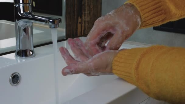 Mężczyzna Myje Ręce Umyć Ręce Pod Kranem Wodą Mydłem Zmyć — Wideo stockowe