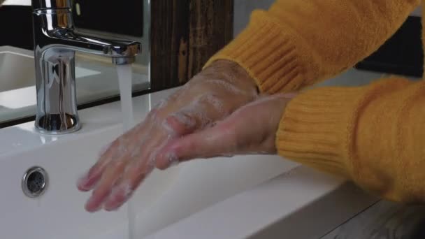 Zbliżenie Mycia Rąk Mydłem Człowiek Zmywa Brud Rąk Człowiek Dba — Wideo stockowe