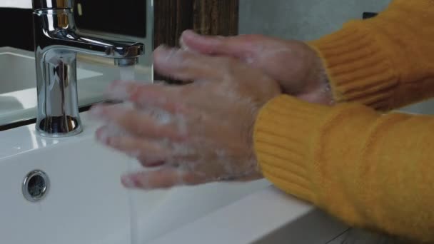 Primer Plano Lavarse Las Manos Con Jabón Joven Encarga Limpieza — Vídeos de Stock