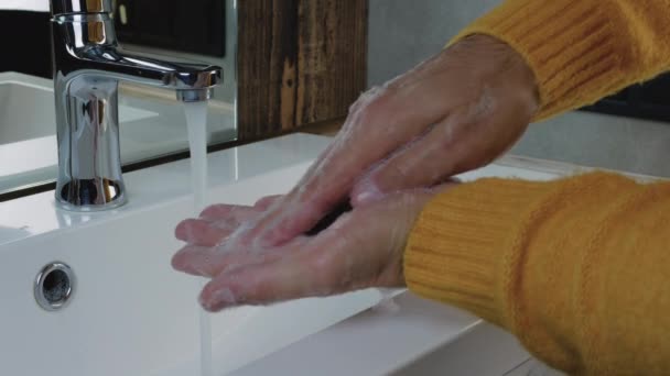 Lávese Las Manos Con Jabón Bajo Grifo Con Agua Manos — Vídeos de Stock