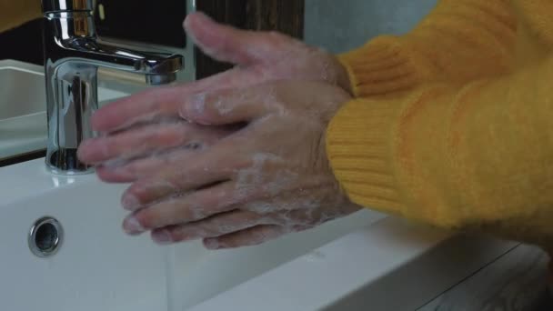 Händewaschen Unter Einem Wasserhahn Mit Wasser Eine Person Wäscht Schmutzige — Stockvideo