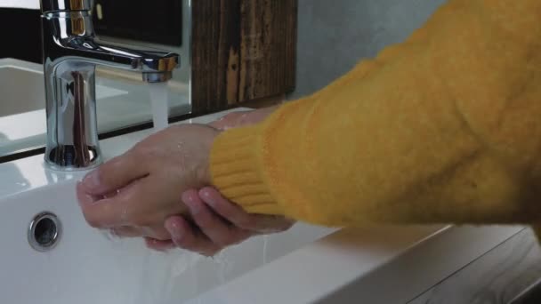 Πλύσιμο Των Χεριών Κάτω Από Μια Βρύση Νερό Φροντίδα Για — Αρχείο Βίντεο