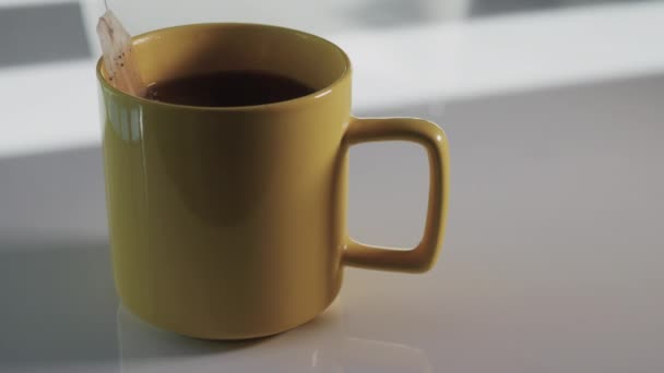 Eine Tasse Tee Auf Einem Weißen Tisch Einen Teebeutel Eine — Stockvideo