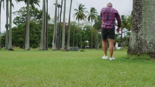 Homem Descansando Natureza Cara Solitário Homem Triste Livre Perto Palmeiras — Vídeo de Stock