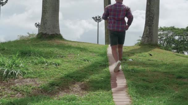 Hombre Está Trotando Con Ropa Casual Hombre Atlético Correr Naturaleza — Vídeos de Stock