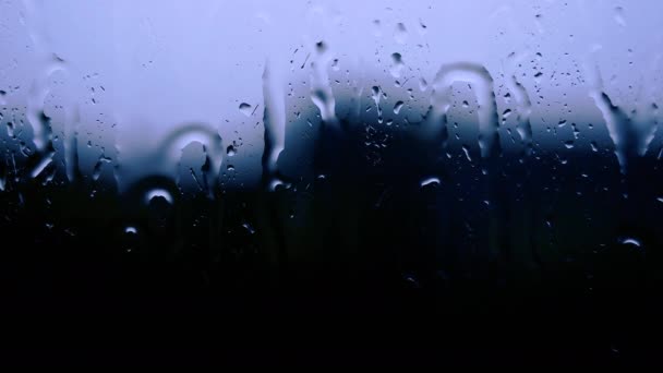 창문에 빗방울이 숨막힐 배경으로 아래로 내리고 밖으로 내리며 뇌우를 일으킨다 — 비디오