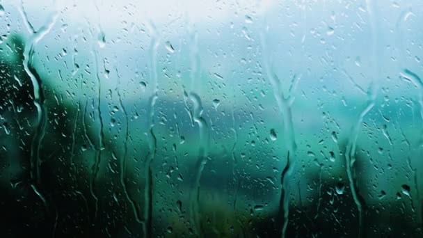 Pencerenin Dışında Yağmur Damlaları Camdan Akan Yağmur Damlaları Arka Planda — Stok video