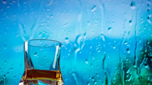 Whisky Een Glas Tegen Achtergrond Van Een Regenachtig Raam Druppels — Stockfoto