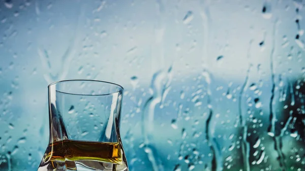 Bicchiere Whisky Whisky Sulla Barra Vicino Alla Finestra Gocce Che — Foto Stock