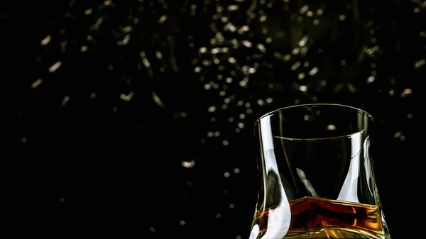 Whiskey Contra Fundo Chuva Fora Janela Gotas Chuva Copo Álcool — Fotografia de Stock