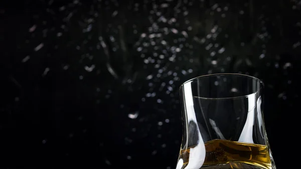 Whisky Ett Glas Svart Bakgrund Bakgrund Regn Med Alkohol Whisky — Stockfoto
