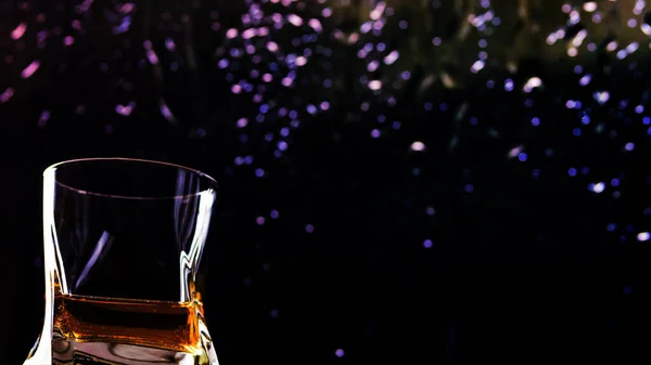 Whisky Sullo Sfondo Gocce Pioggia Alcol Bicchiere Acqua Scorre Lungo — Foto Stock