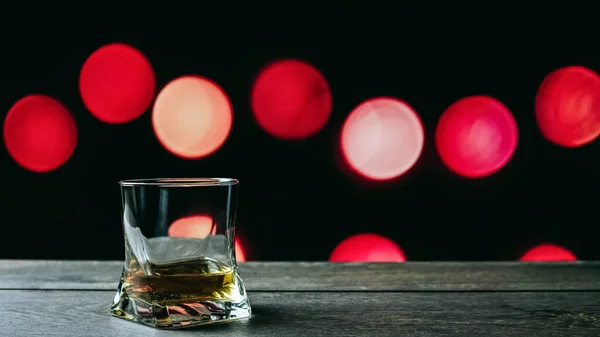 Whiskey Een Glas Een Bokeh Achtergrond Cirkels Rode Achtergrond — Stockfoto