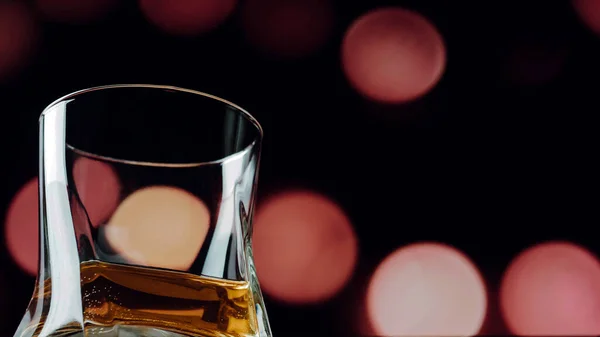 Glas Met Whisky Een Achtergrond Van Rode Cirkels Bokeh Alcohol — Stockfoto