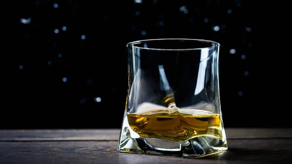 Whisky Een Glas Een Zwarte Achtergrond Met Druppels Textuur Een — Stockfoto