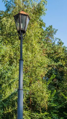 Kırık feneri olan paslı bir sütun.