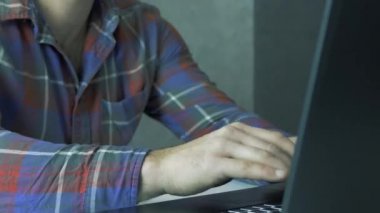 Klavyede yazan adam, online eğitim, evde öğrenme konsepti, dizüstü bilgisayarla çalışan adam.