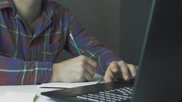 Online Onderwijs Thuis Student Studeren Aan Balie Typen Een Laptop — Stockvideo