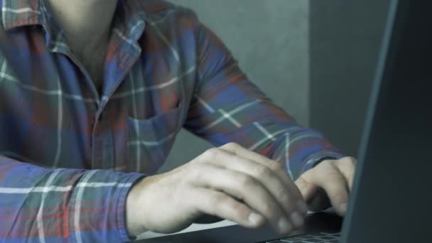 Genç Adam Dizüstü Bilgisayarda Klavye Kullanıyor Masada Çalışıyor Online Çalışıyor — Stok video