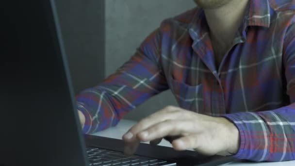 Werkt Een Laptop Computer Typen Het Toetsenbord Met Behulp Van — Stockvideo