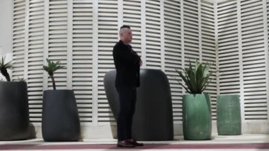 Akıllı telefonu olan bir iş adamı, şık bir adam üzgün, umutsuz bir adam, telefonda konuşan bir adam. İşten kovuldum.