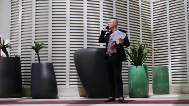 Επιχειρηματίας Κοστούμι Ένα Smartphone Στα Χέρια Του Μια Χαρούμενη Κλήση — Αρχείο Βίντεο