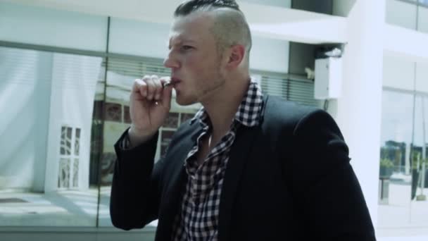Bláznivý Kuřák Vtipálek Hledící Objektivu Kamery Elegantní Muž Blbnoucí Obchodník — Stock video
