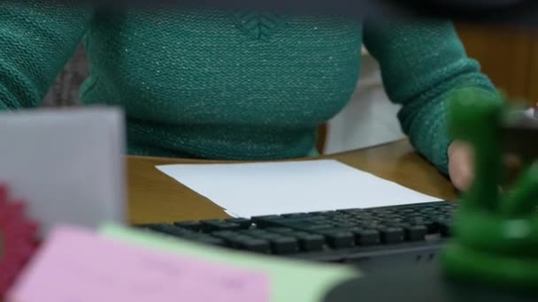Pracownica Biurowa Kobieta Manicure Potrzymać Mysz Komputerową Koncepcja Biznesu Działająca — Wideo stockowe