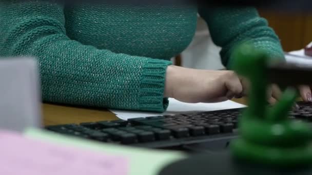Kvinnan Skriver Tangentbordet Kontoret Kvinnliga Händer Med Manikyr Skriver Tangentbordet — Stockvideo