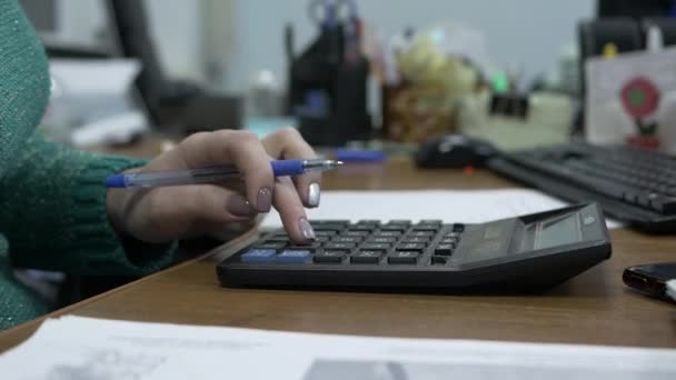 Licz Kalkulator Kobiece Ręce Pięknym Manicure Liczy Kalkulator Księgowy Biurze — Wideo stockowe