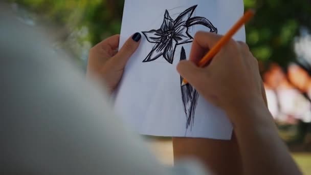 Artystka Rosnący Kwiat Twórczy Klip Dziewczyną Kwitnąca Roślina Zwolnionym Tempie — Wideo stockowe