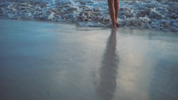 Mořská Vlna Nohou Žen Cestovní Video Dívkou Krajina Výhledem Moře — Stock video
