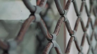 Mutlu adam. Zıplayan bir adamla yaratıcı bir tanıtım videosu, video dönüşümlü kısa bir klip. Park engelinin üzerinden atlarken mutlu ol..