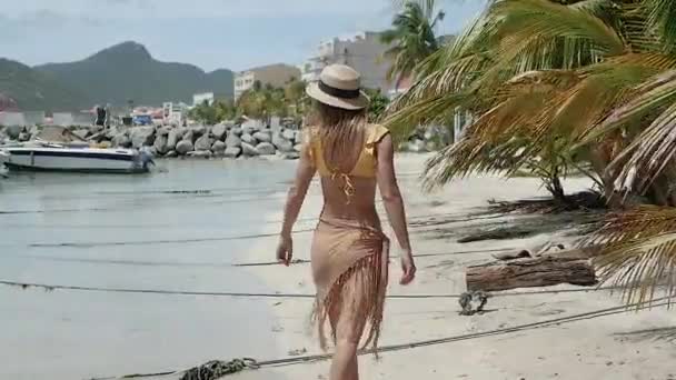 Chica Modelo Sombrero Traje Baño Amarillo Está Girando Playa Posando — Vídeos de Stock