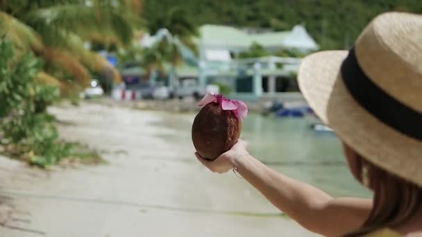 Ένα Κορίτσι Στην Παραλία Μια Καρύδα Στο Χέρι Μια Γυναίκα — Αρχείο Βίντεο