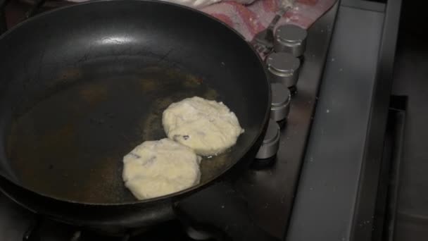 Cozinhar Comida Cozinha Fritar Panquecas Panquecas Uma Frigideira Cheesecake Panquecas — Vídeo de Stock
