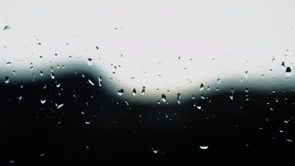 小さな雨の背景 ガラスに雨 窓に滴下滴下 窓の外の雷 水を注ぐ — ストック動画