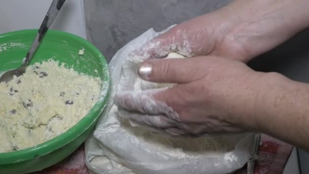 彫刻コテージチーズパンケーキ シェフは生地からパンケーキを準備 キッチンで料理 進行中のベーキング — ストック動画