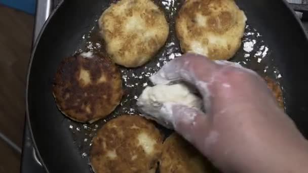 Chef Prepara Pastel Queso Fríe Panqueques Requesón Una Sartén Preparar — Vídeos de Stock