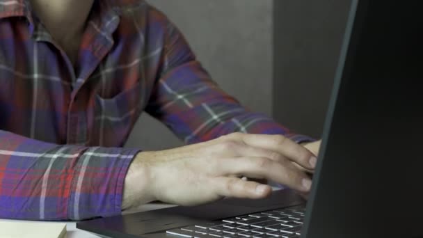 远程教育的概念是 年轻人在家上网工作 在键盘上打字 在笔记本上写字 在笔记本电脑上工作 — 图库视频影像